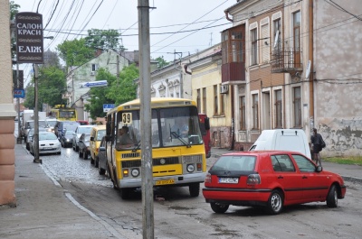 На вулиці Руській у Чернівцях - затори через тролейбуси