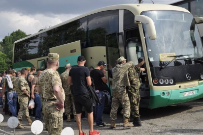 Із Чернівців на військові збори відправили майже 170 резервістів (ФОТО)