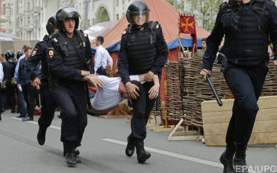 Під час мітингів у Москві затримали прихильника Путіна, коли той хвалив президента - відео