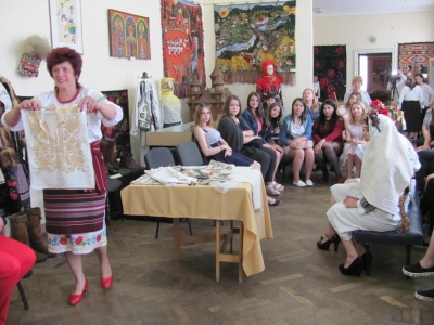 У Чернівцях 85-річна жінка із донькою провели майстер-клас зі старовинних весільних зачісок (ФОТО)