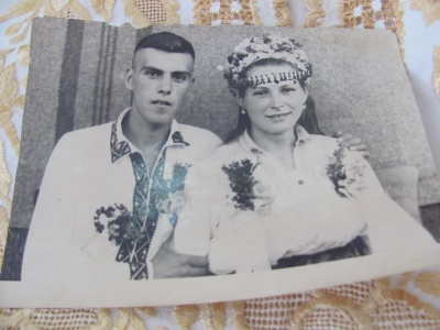 У Чернівцях 85-річна жінка із донькою провели майстер-клас зі старовинних весільних зачісок (ФОТО)