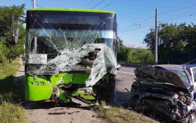 У Харкові легковик влетів в автобус, є жертва і постраждалі