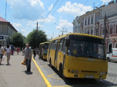 У Чернівцях біля «Юності Буковини» облаштували нову зупинку замість парковки