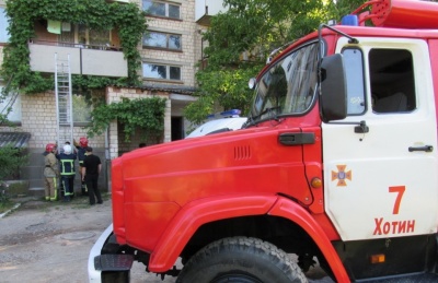 Рятувальники залізли на 4-й поверх, щоб допомогти буковинці в зачиненій квартирі