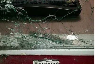 У двір буковинця кинули гранату – вибито вікна і пошкоджено авто