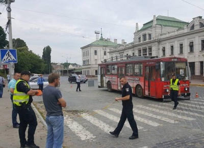У Чернівцях оперують постраждалу пасажирку тролейбуса, в якого вибухнуло колесо