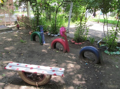 У Чернівцях жителі багатоповерхівки створили дитячий майданчик з коліс і пластикових пляшок (ФОТО)