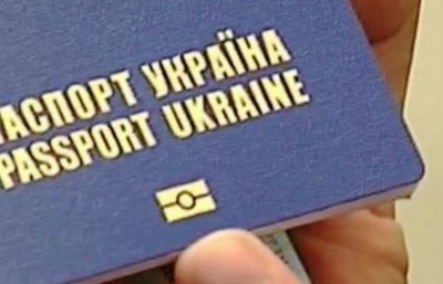 Більшість українців не поспішає оформлювати біометричні паспорти