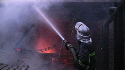 Вогонь знищив літній майданчик ресторану – рятувальники про пожежу в Чернівцях (ФОТО)