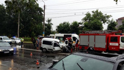 У Чернівцях поблизу "Кварцу" трапилося ДТП - є постраждалі (ФОТО)