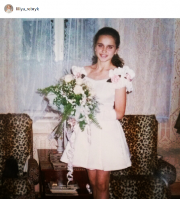 Відома телеведуча показала світлину із сукнею зі свого випускного у Чернівцях