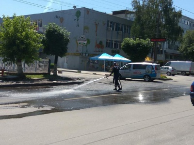 У Чернівцях біля автовокзалу з бака "фури" вилилось дизпальне - рятувальники змивають його водою (ФОТО)