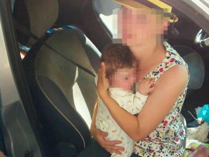 У Рівному жінка залишила в машині немовля у 30° спеку