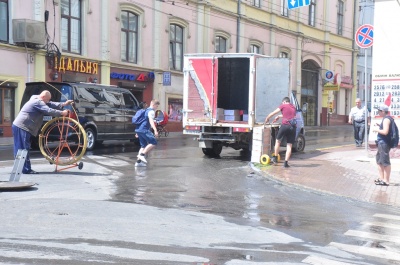 У центрі Чернівців - міні-потоп: прорвало водопровідну трубу