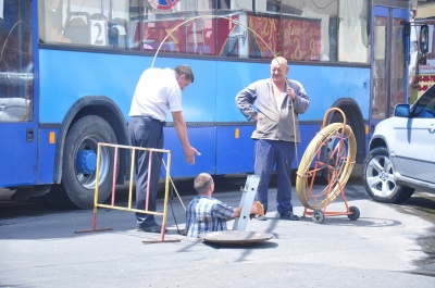 У центрі Чернівців - міні-потоп: прорвало водопровідну трубу