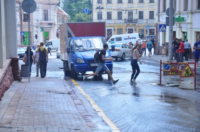 У центрі Чернівців - міні-потоп: прорвало водопровідну трубу