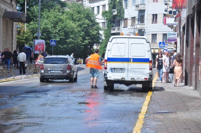 У центрі Чернівців - міні-потоп: прорвало водопровідну трубу