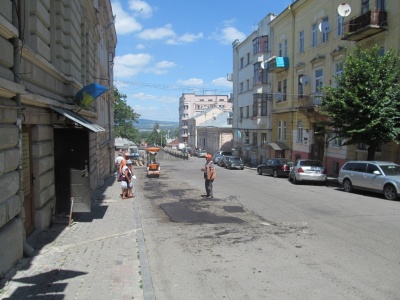 Чернівці готуються до Петрівського ярмарку – полатали вулицю Турецьку (ФОТО)