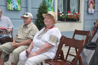 Чернівецькі письменники та виконавці провели "Місце зустрічі" в Галереї Ратуші (ФОТО)