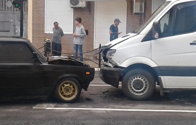 Аварія на Буковині - мікроавтобус зіткнувся з "Жигулями"