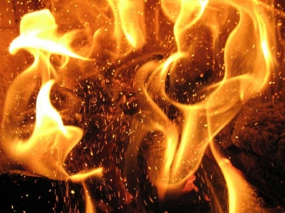 У Чернівцях горить будинок на вулиці Небесної сотні: вогонь повністю охопив один з під’їздів