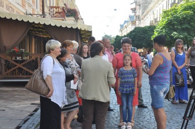 "Ніколи не бачив доньку": більше 20 людей з Буковини звернулися до передачі "Жди меня"