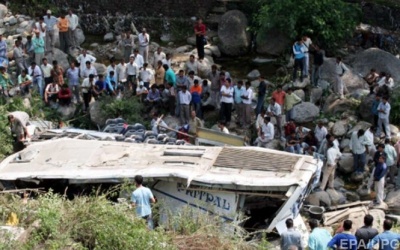 В Індії автобус з паломниками впав в ущелину, як мінімум 16 загиблих