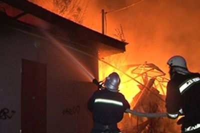У Чернівецькій області горіла літня кухня - вогонь знищив диван