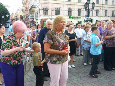 Народний траур. У Чернівцях місцеві жителі помолилися за загиблих на сході воїнів (ФОТО)