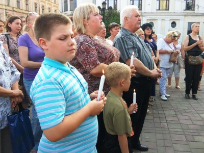 Народний траур. У Чернівцях місцеві жителі помолилися за загиблих на сході воїнів (ФОТО)