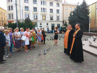 Народний траур. У Чернівцях місцеві жителі помолилися за загиблих на сході воїнів (ФОТО)