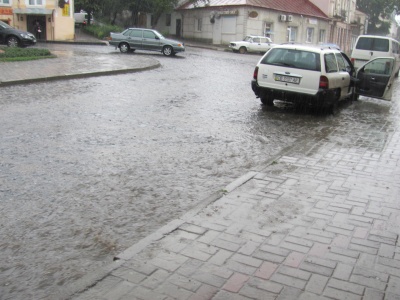 У Чернівцях пройшла злива, сильні опади прогнозують на ніч (ФОТО)
