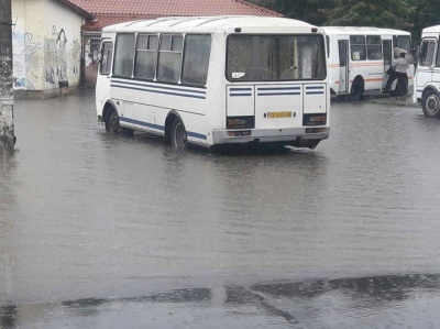 Води - по коліна. Злива знову підтопила Чернівці (ФОТО)