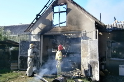 На Буковині через пожежу в літній кухні згорів легковий автомобіль