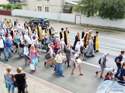 25 кілометрів - пішки. ЗМІ показали масштабність хресної ходи до монастиря на Буковині