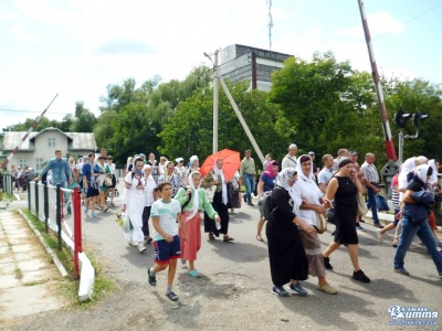 25 кілометрів - пішки. ЗМІ показали масштабність хресної ходи до монастиря на Буковині