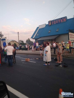 Поблизу Чернівців сталася ще одна ДТП: зіткнулись мотоцикл і легковий автомобіль (ФОТО)