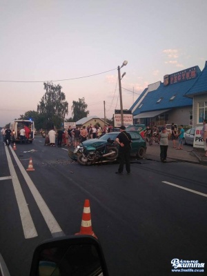 Поблизу Чернівців сталася ще одна ДТП: зіткнулись мотоцикл і легковий автомобіль (ФОТО)