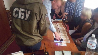У Чернівцях правоохоронці затримали посадовця Державного архіву на хабарі 1350 євро