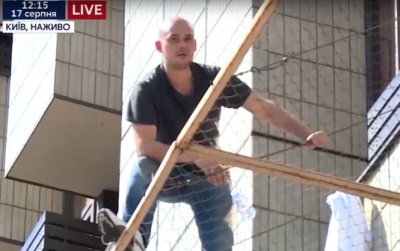 З'явилося відео з чоловіком, який погрожує зістрибнути з 3 поверху готелю Хрещатик в Києві