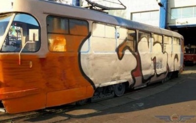 У Києві невідомі в масках напали на трамвай, розмалювавши його фарбою