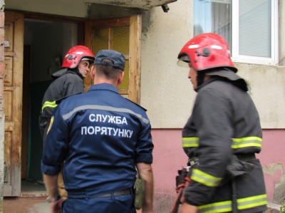 Рятувальники на Буковині допомогли жінці, яка не могла самостійно пересуватися