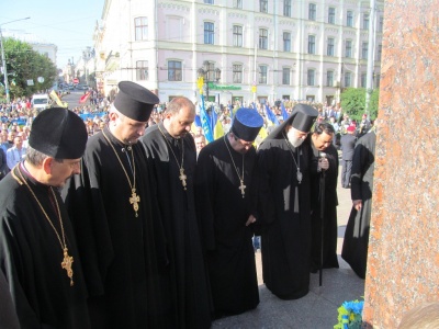 У Чернівцях на мітингу під салют підняли Державний Прапор (ФОТО)