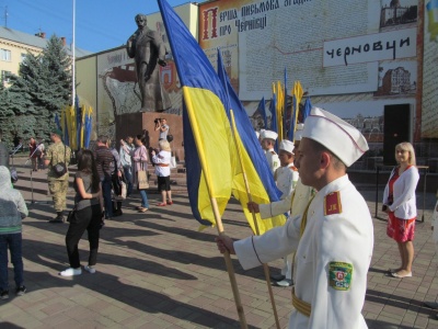 У Чернівцях на мітингу під салют підняли Державний Прапор (ФОТО)