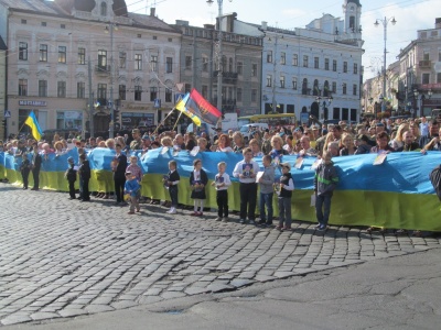 У Чернівцях на мітингу під салют підняли Державний Прапор (ФОТО)