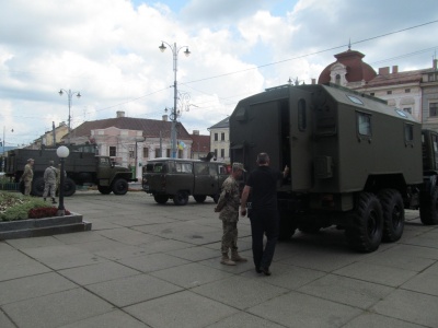 У центрі Чернівців - виставка зброї та військової техніки (ФОТО)