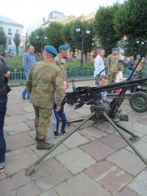 У центрі Чернівців - виставка зброї та військової техніки (ФОТО)