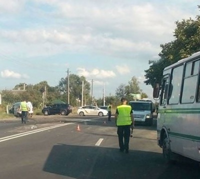 При в’їзді до Чернівців зіткнулися два авто: трьох осіб госпіталізували (ФОТО)