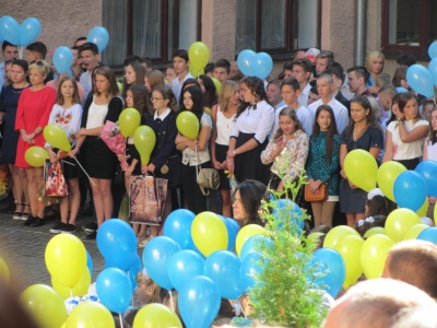 У школи у Чернівцях пішли понад 25 тисяч школярів