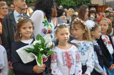 Перший дзвоник в Чернівецькій гімназії: у вишиванках та без виступів чиновників (ФОТО)